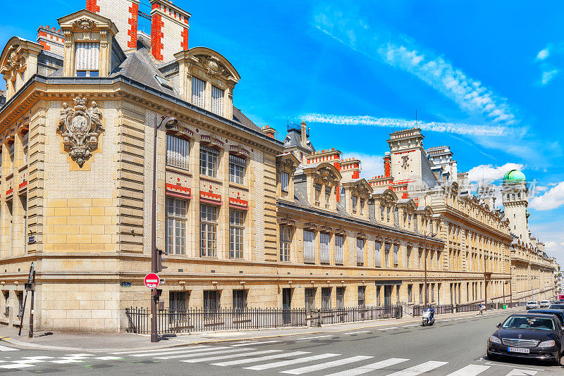 巴黎大学(Universite de Paris)，转喻为索邦大学，是位于法国巴黎的一所大学。